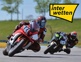 ένα motogp στιγμιότυπο και το λογότυπό του interwetten