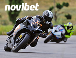 ένα MotoGP στιγμιότυπο και το λογότυπό του Novibet
