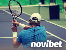 ένα τένις στιγμιότυπο και το λογότυπό του Novibet