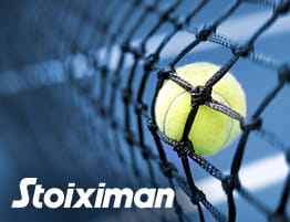 ένα τένις στιγμιότυπο και το λογότυπό του Stoiximan