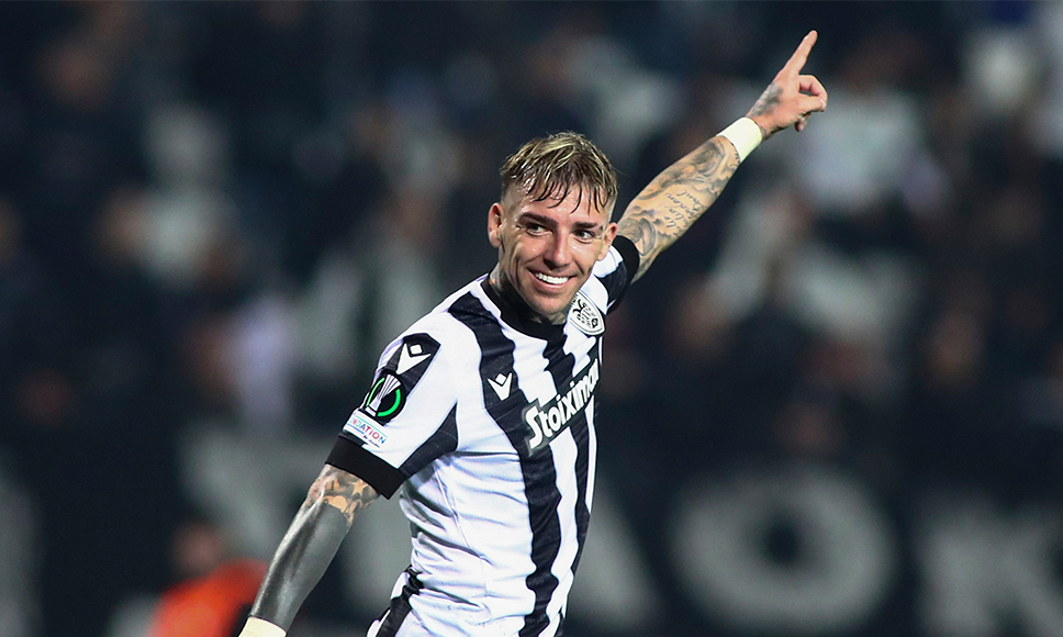 O Μπράντον Τόμας φοράει τη φανέλα του ΠΑΟΚ και πανηγυρίζει ένα γκολ.