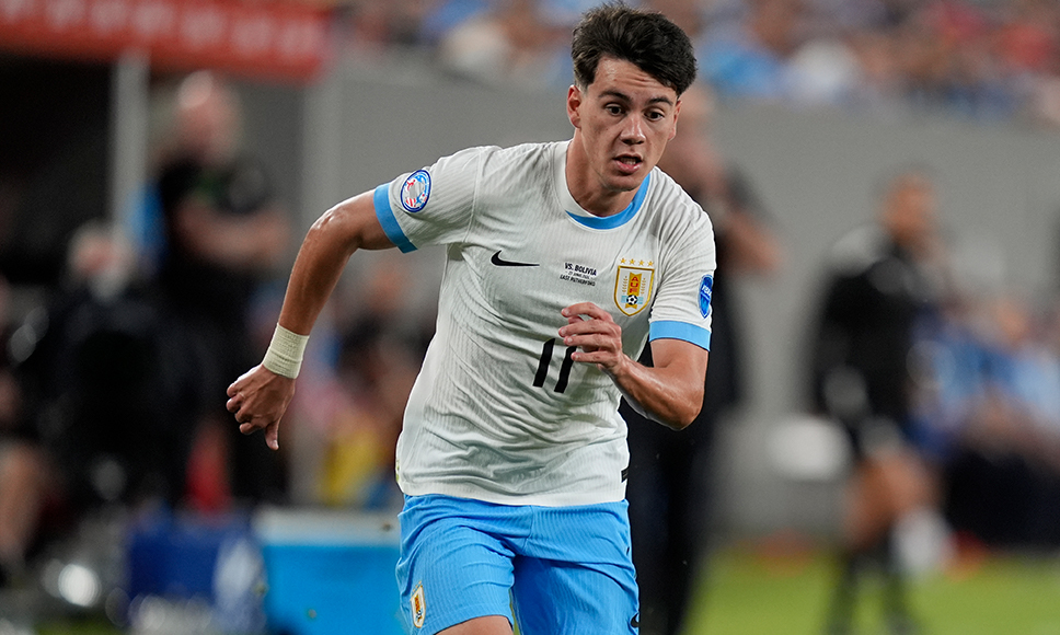 Ο Φακούντο Πελίστρι προωθεί την μπάλα κατά τη διάρκεια του ματς Ουρουγουάη - Βολιβία στο Copa America.